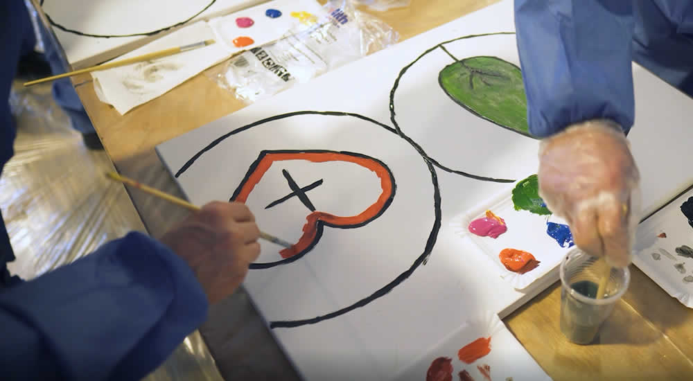 Kreatives Teamevent für Unternehmen mit Farben, Pinseln und Leinwänden