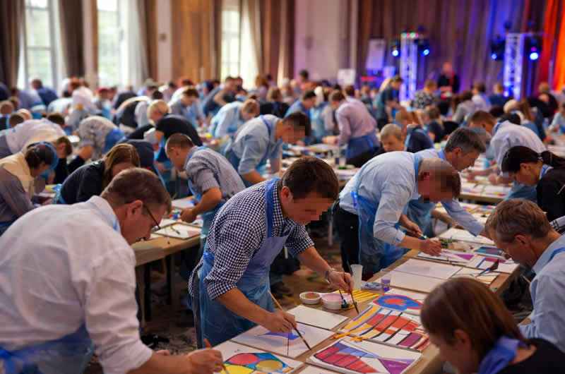 Kreativer Workshop für Mitarbeitende mit Malerei und Teamarbeit