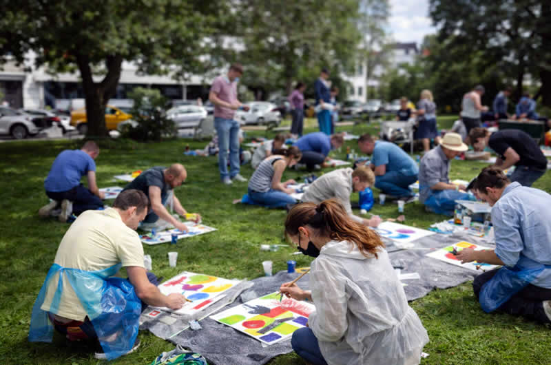 Großformatiges Kunstwerk als Ergebnis eines FIRMEN MALEN Teamevents
